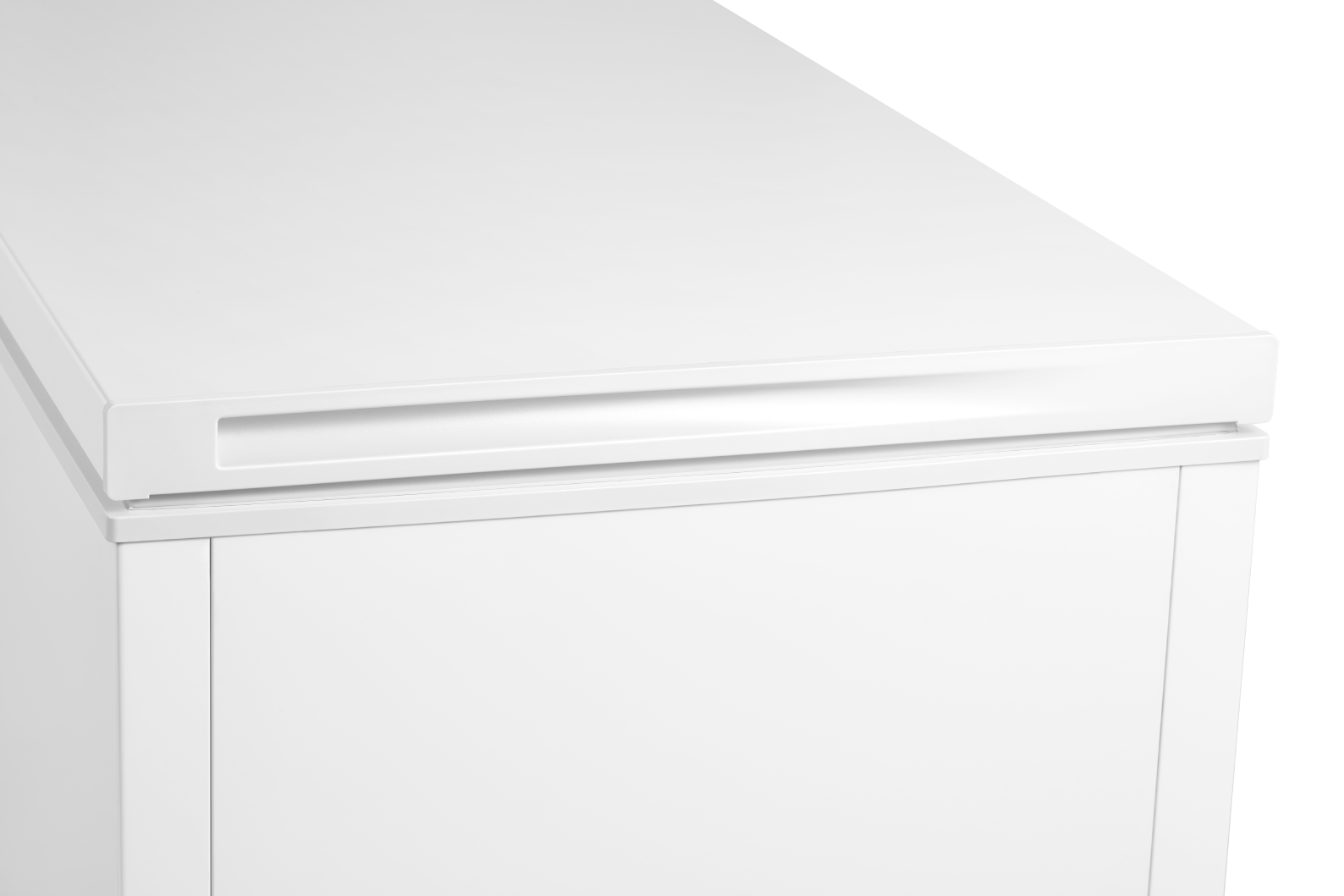 Congelador blanco y brillante. Parte superior inclinada con asa empotrada. Panel frontal liso.