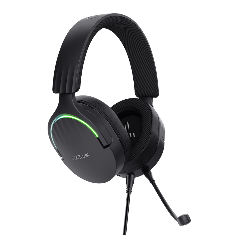 Auriculares gaming negros con micrófono. Cuenta con una luz verde en la copa del oído.