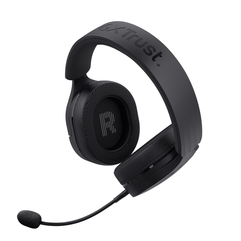 Auriculares para juegos negros con micrófono, aislados sobre un fondo negro.