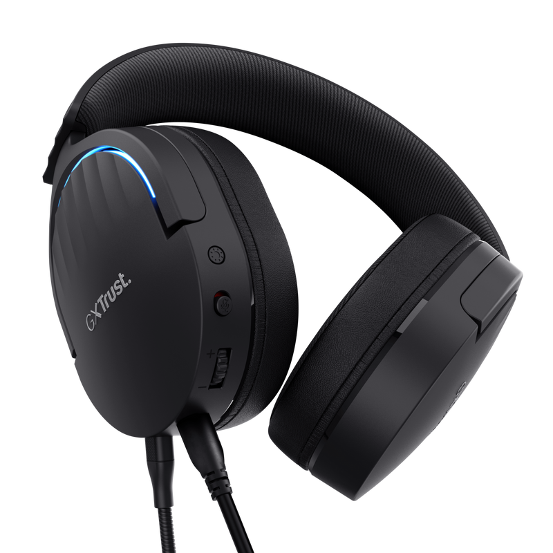 Auriculares negros con micrófono y controles de volumen.