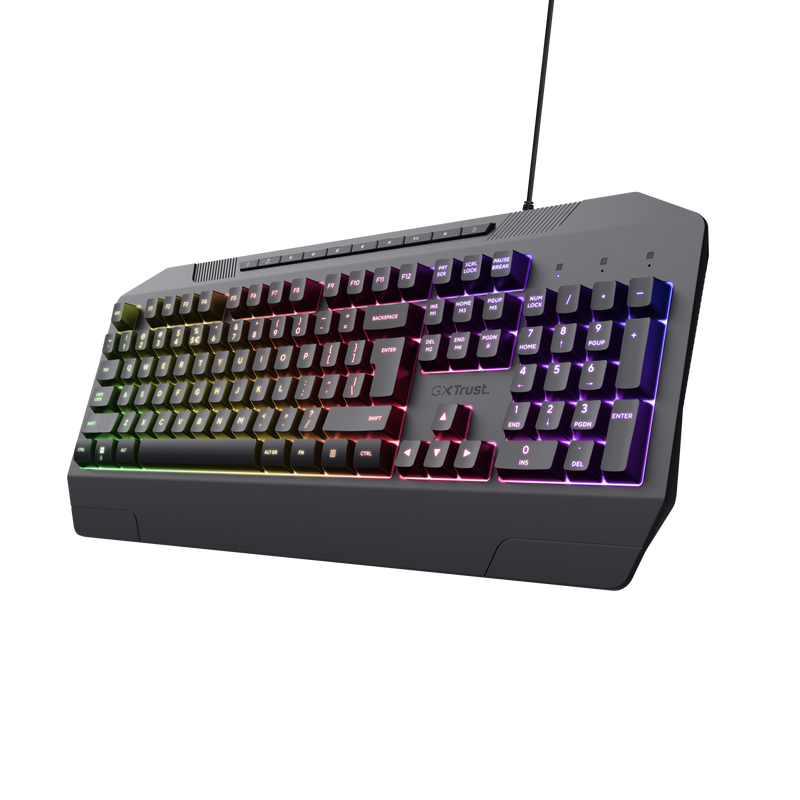 Teclado gaming negro con teclas iluminadas de colores, vista en ángulo.