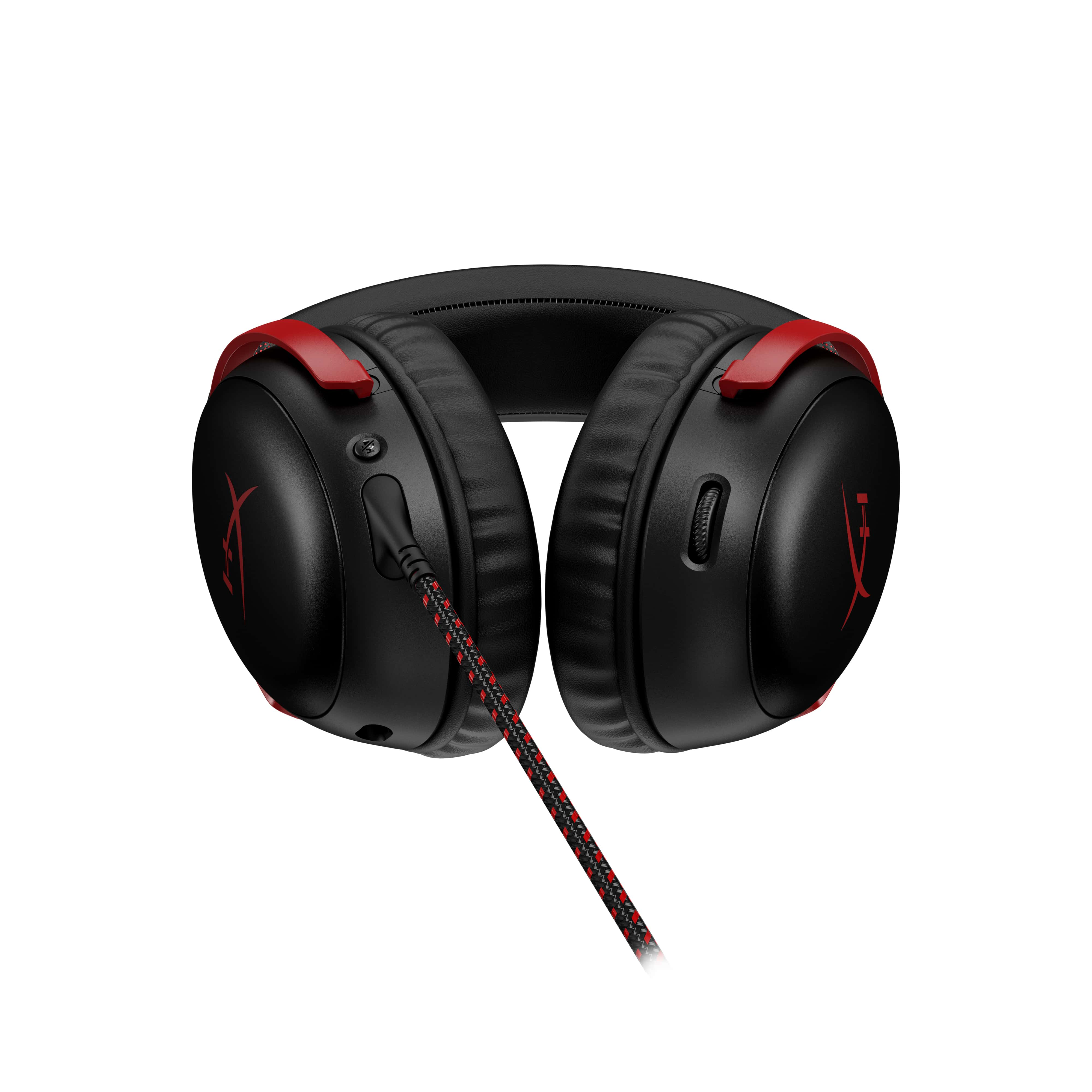 Auriculares supraaurales negros y rojos sobre un fondo blanco.