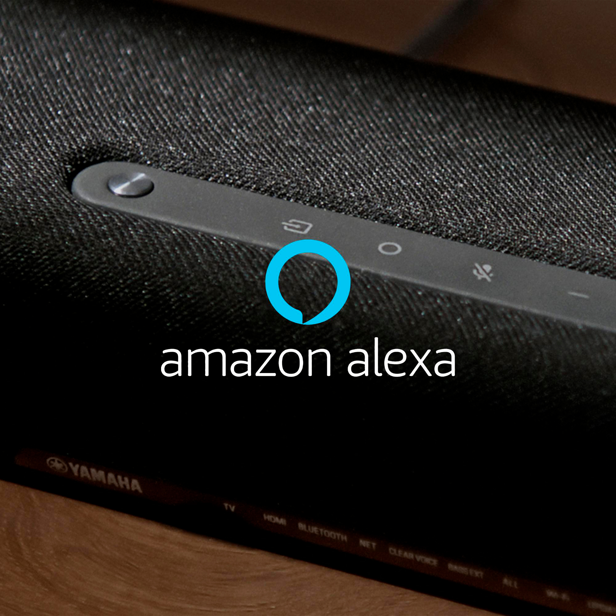Eine schwarze Soundbar mit dem Amazon Alexa-Logo und Bedienelementen oben.