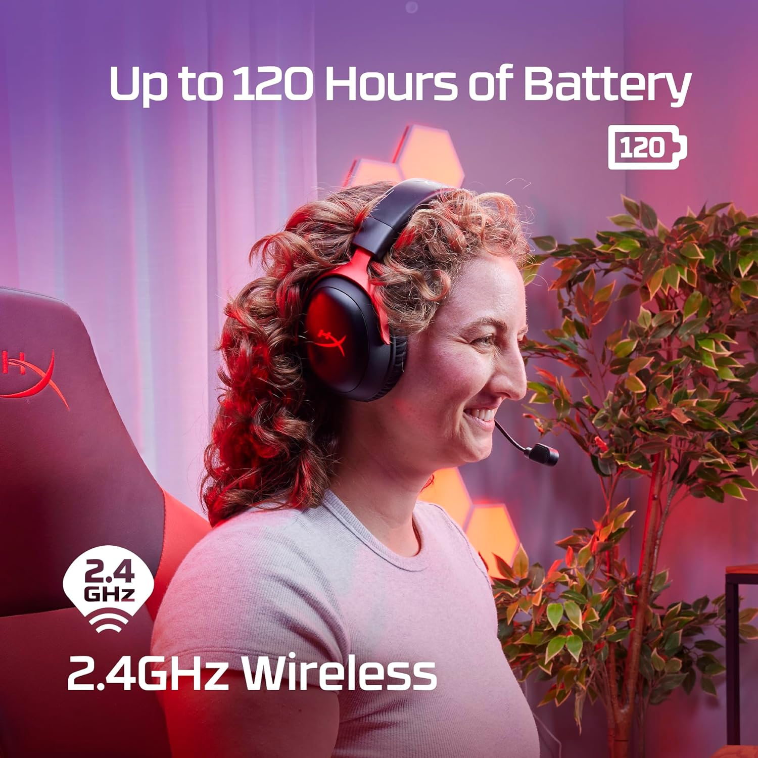 Mujer con auriculares negros y rojos sonriendo. Texto: Hasta 120 horas batería.