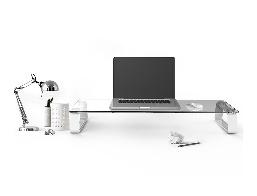 Egy laptop és kiegészítők egy átlátszó asztalon. Van egy lámpa, ceruzatartó és egy egér.