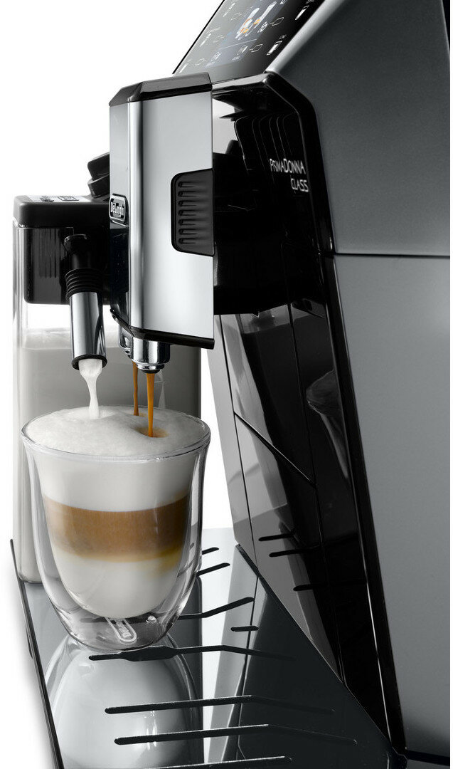 Ekspres do kawy, kawa wlewana do szklanki.