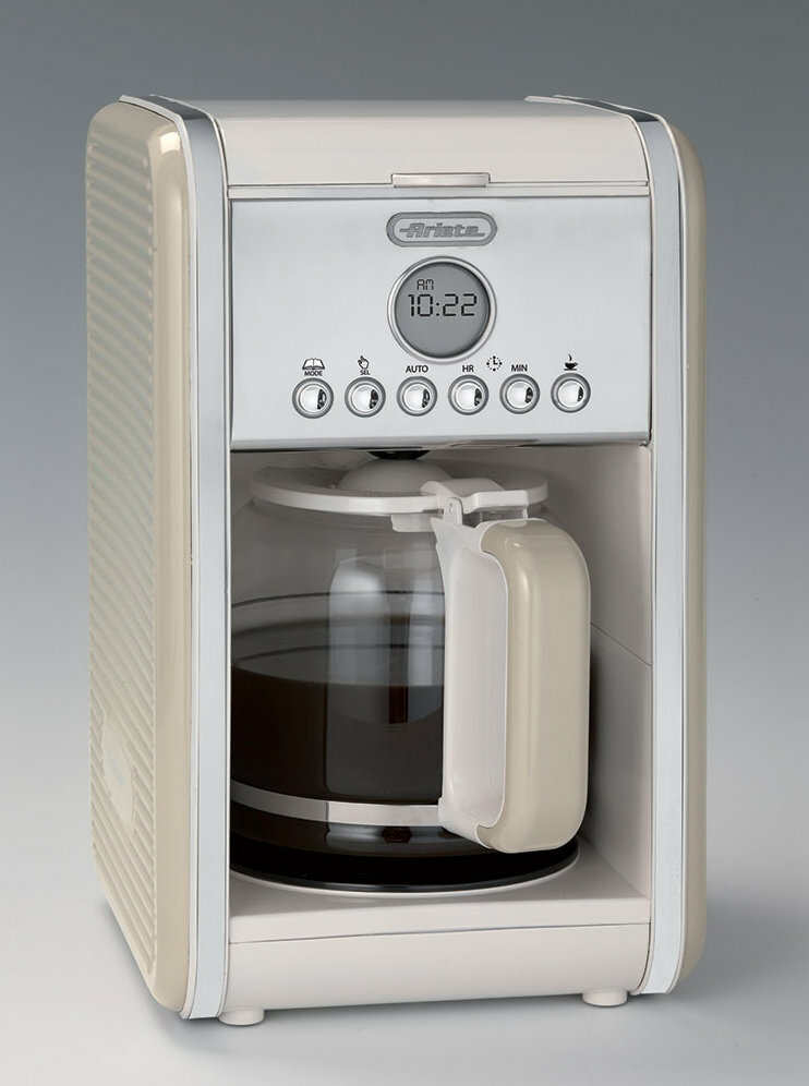 Kremowy ekspres do kawy z cyfrowym zegarem i przyciskami sterowania.