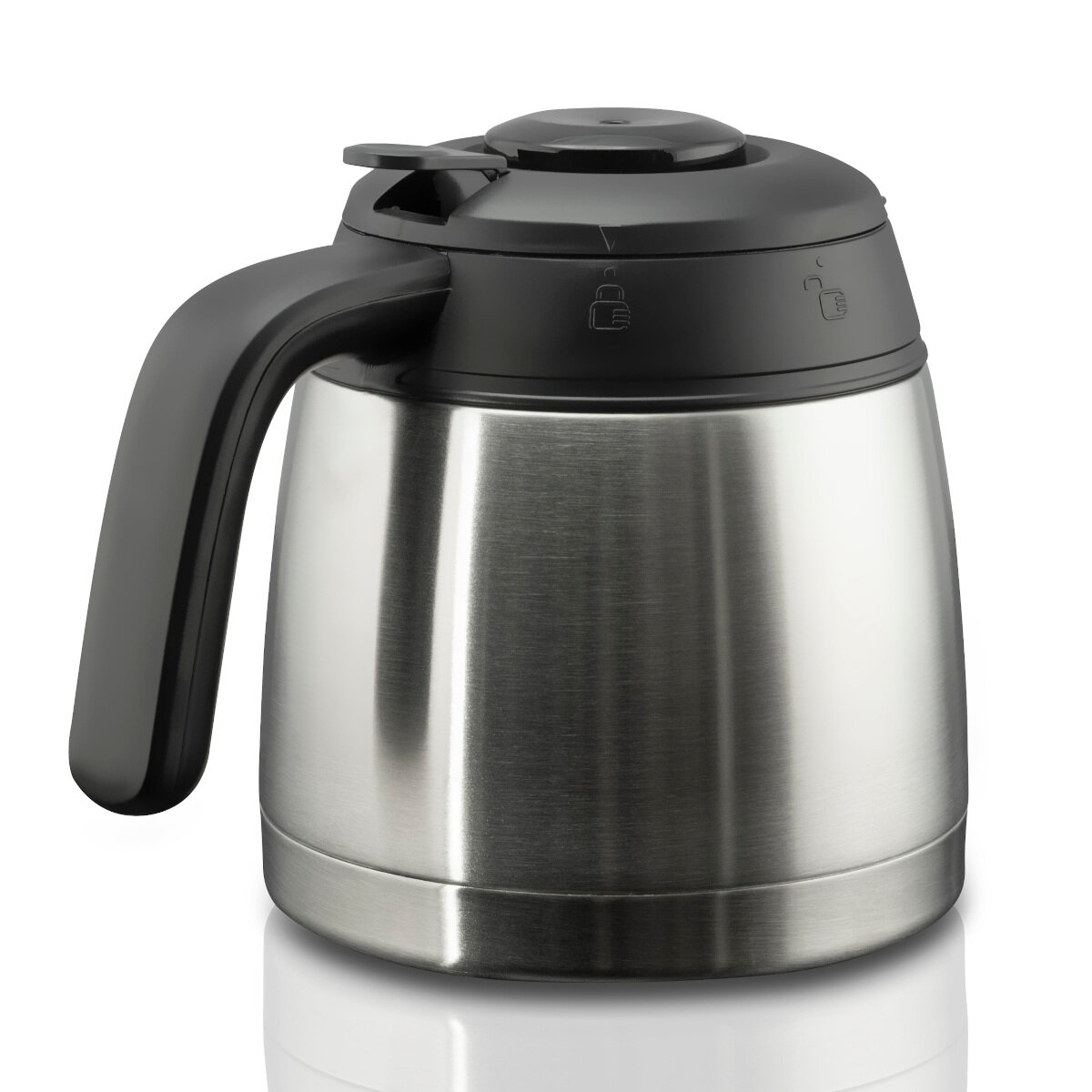 Dzbanek do kawy ze stali nierdzewnej z czarnym uchwytem i pokrywką. Pokrywka ma dźwignię i symbol zamka. Dzbanek stoi na białej powierzchni.