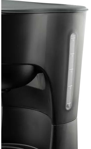 Zbliżenie czarnego ekspresu do kawy ze wskaźnikami poziomu wody. Jest na białym tle.