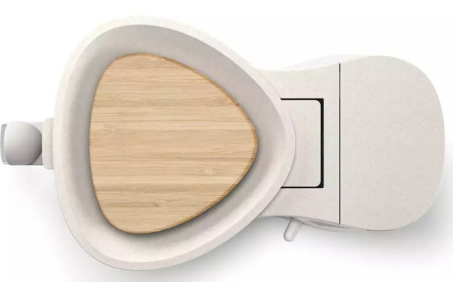 Jasnobrązowa drewniana taca w białym pojemniku, widok z góry, białe tło.