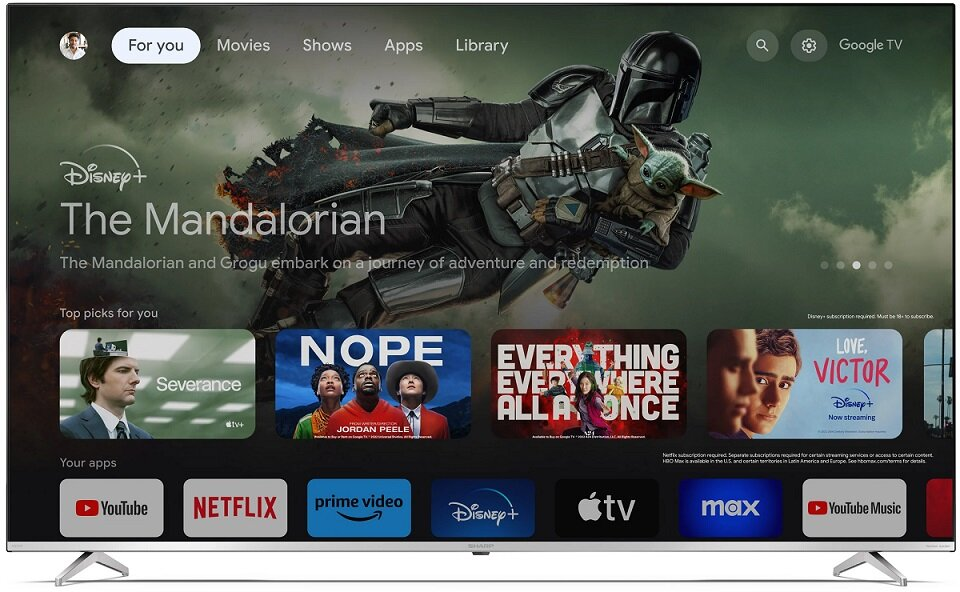 Ekran telewizora wyświetla interfejs Smart TV z ikonami aplikacji i plakatem filmowym.