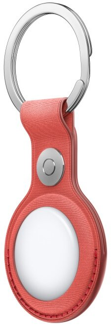 Koralowy Apple AirTag z dołączonym brelokiem do kluczy na białym tle.