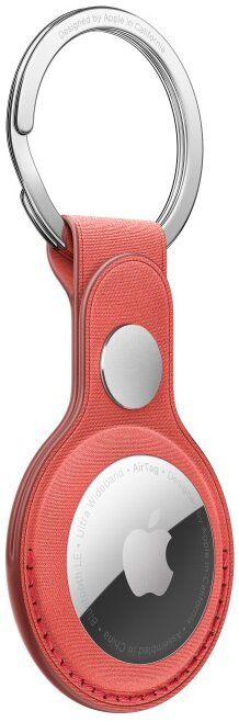 Apple AirTag w koralowym skórzanym breloczku. Urządzenie jest okrągłe ze srebrnym pierścieniem.
