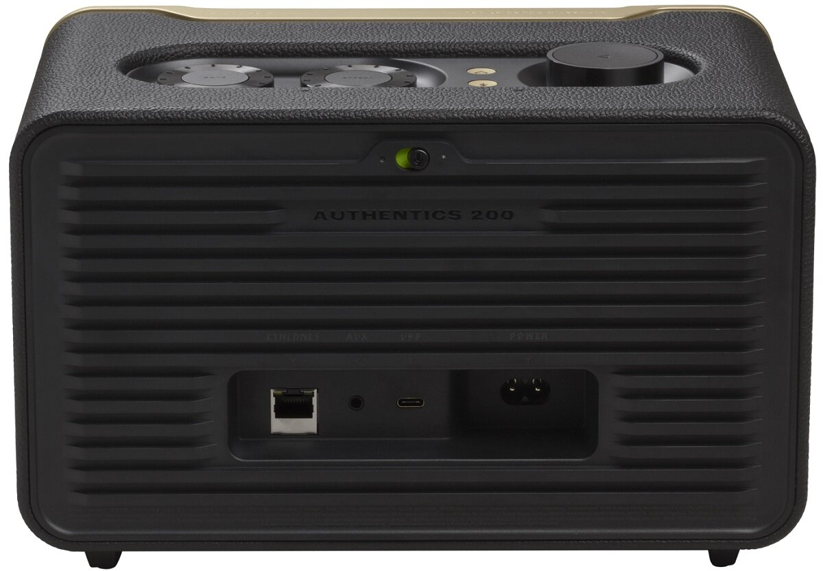 Zmywarka z naczyniami w środku. Talerze, szklanki i sztućce. Białe tło.