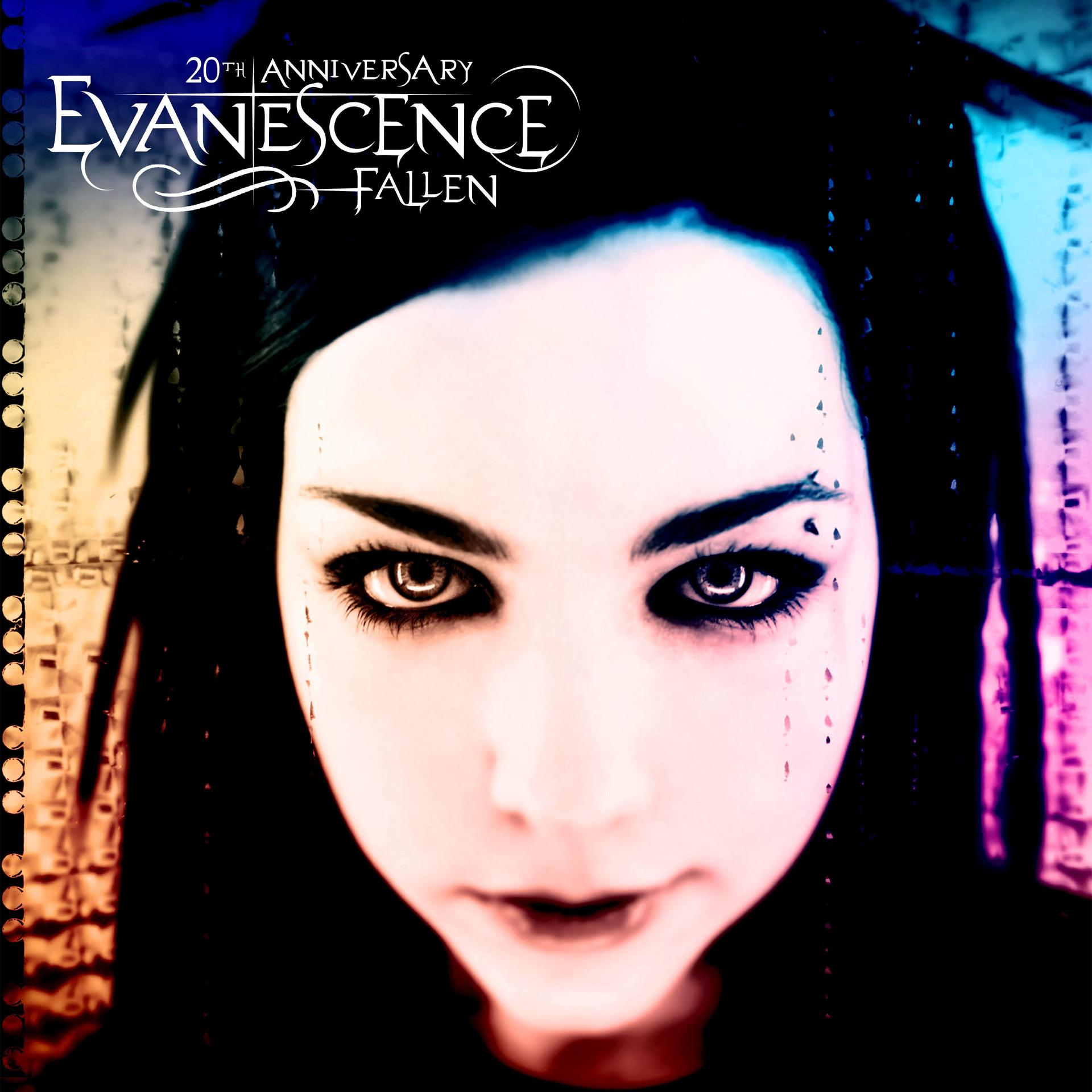 Evanescence "Fallen" 20. évfordulós borító: Közelkép sötét sminkes arcról.