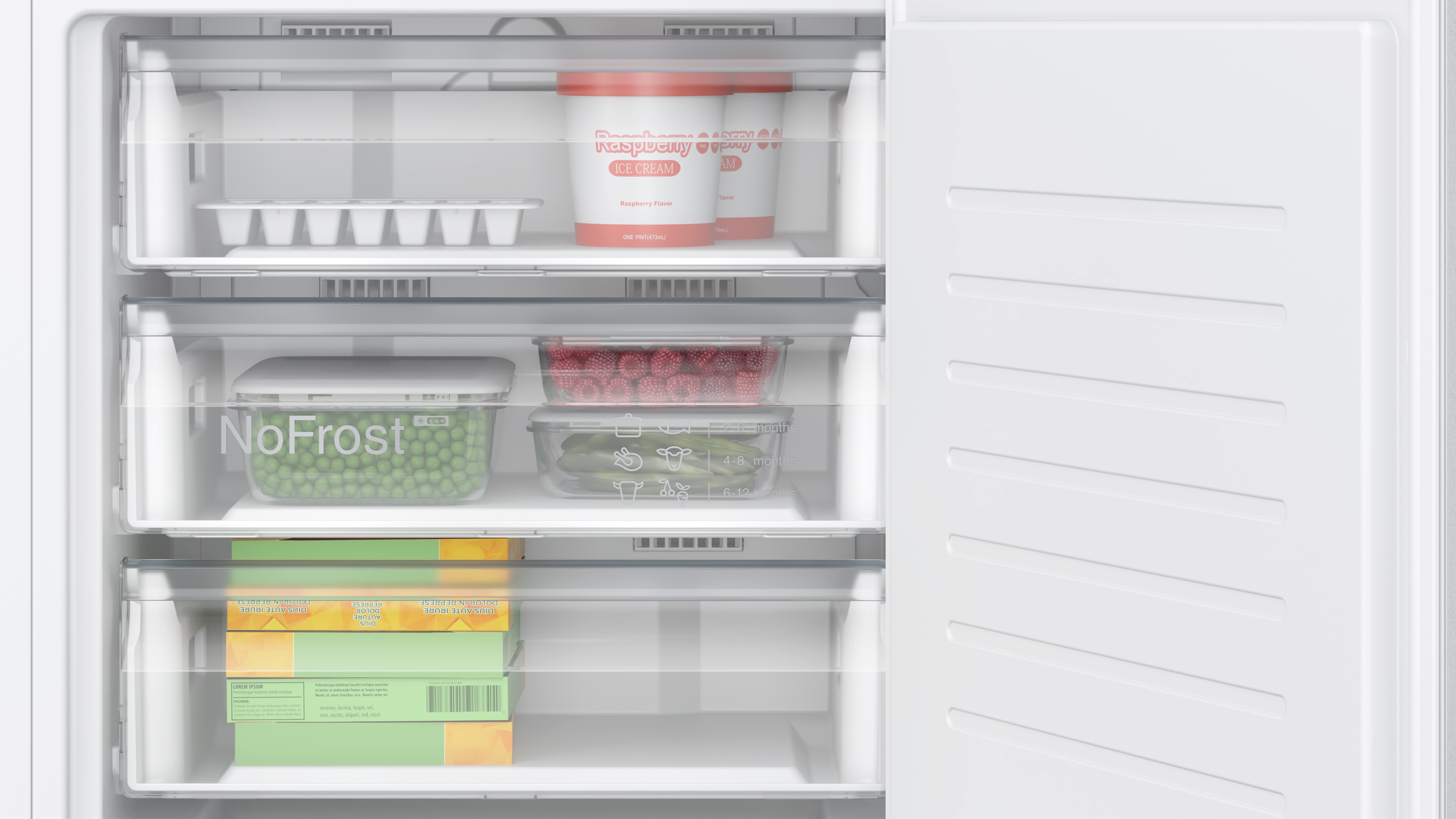 Gefrierschrank mit offener Tür, zeigt drei Regale mit Lebensmitteln. Eis, Beeren und gefrorene Erbsen.
