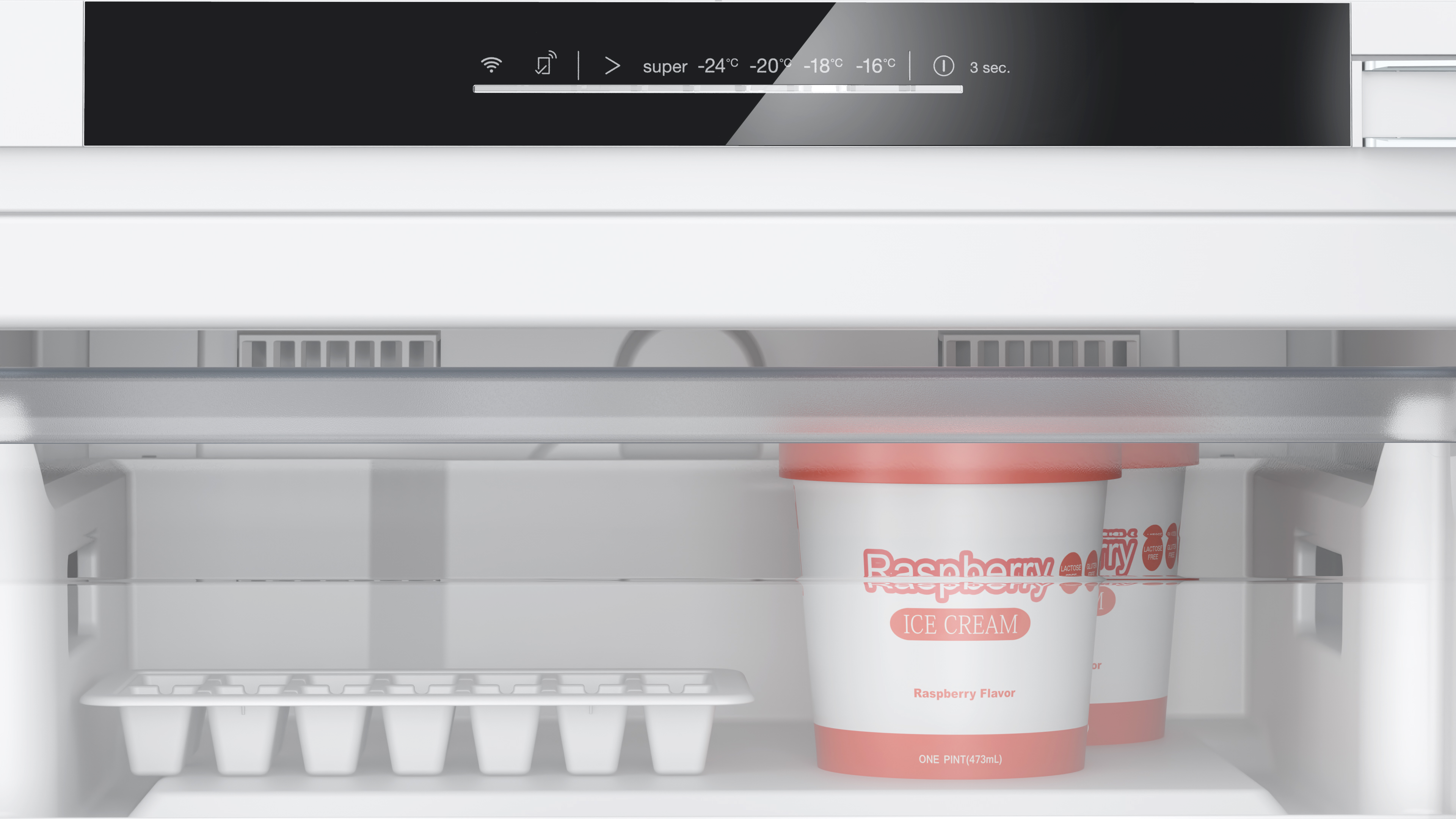 Kühlschrankinnenraum mit Eiscreme und einem Eiswürfelbehälter. Das Display ist eingeschaltet.