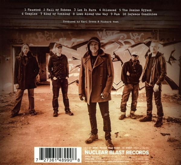 Band steht an einem Grunge-Ort, Albumcover.