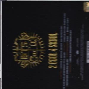 Eine schwarze CD-Hülle mit Text und einem Logo.