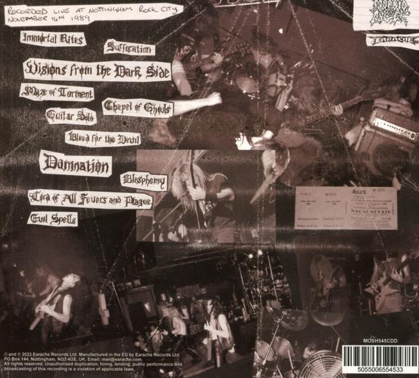 Rückseite einer CD mit Bandname, Trackliste und Live-Auftrittsdetails. Sepiafarben mit beschädigten Kanten.