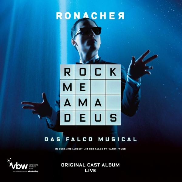 Albumcover mit einem Mann im Anzug und Sonnenbrille, mit einem Buchstabenraster. Blauer Hintergrund.
