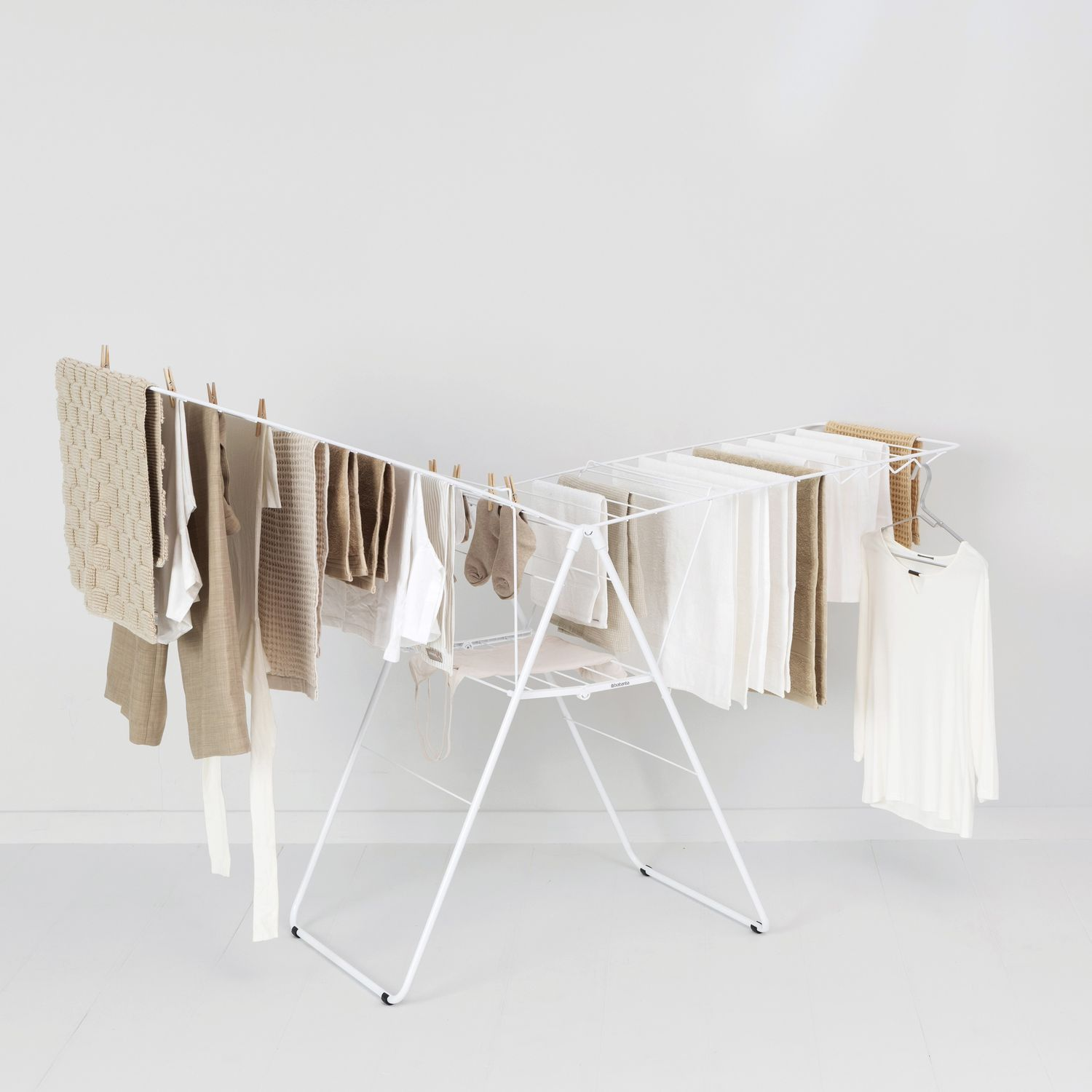 Witte droogrek met kleding. Witte achtergrond.