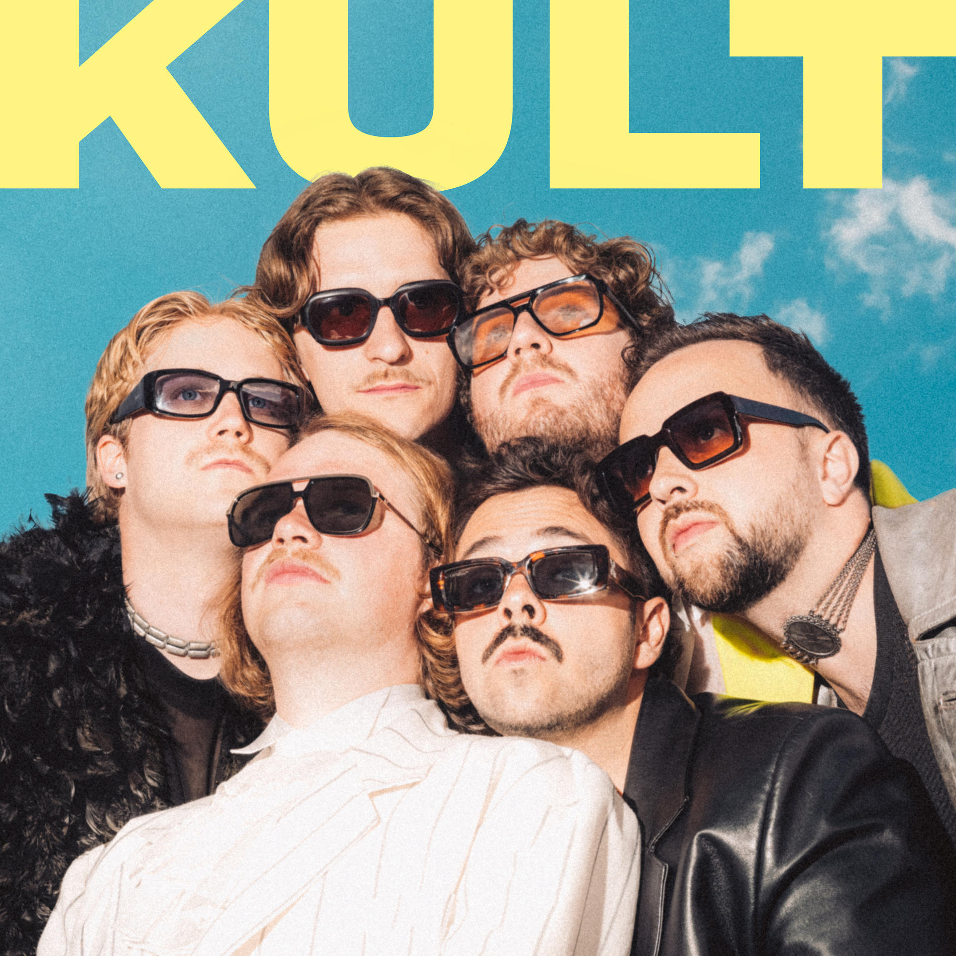 Sechs Männer mit Sonnenbrillen, eine Band, vor blauem Himmel mit dem Wort KULT.