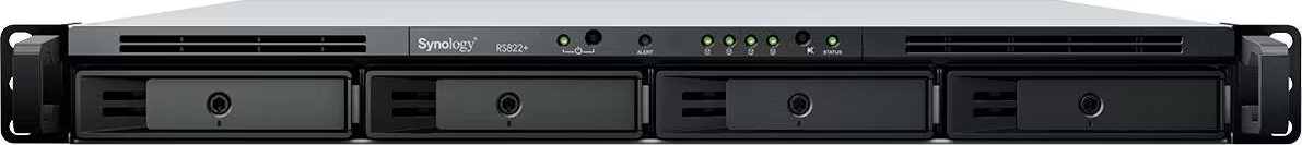 Un serveur Synology noir avec quatre baies de disque, des voyants d'alimentation et un logo Synology.