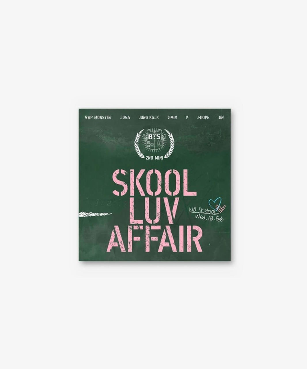 Das Cover des BTS-Albums 'Skool Luv Affair'. Rosa Text auf grünem Tafelhintergrund.