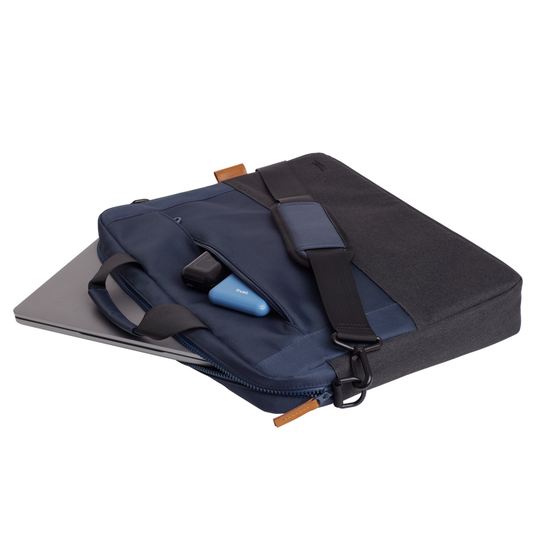 Laptop egy kék-szürke laptoptáskában egy kis kék tárggyal.