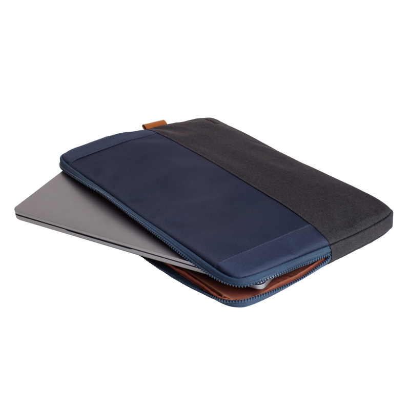 Egy kék és szürke laptop tok egy laptop belsejével, barna cipzárral.