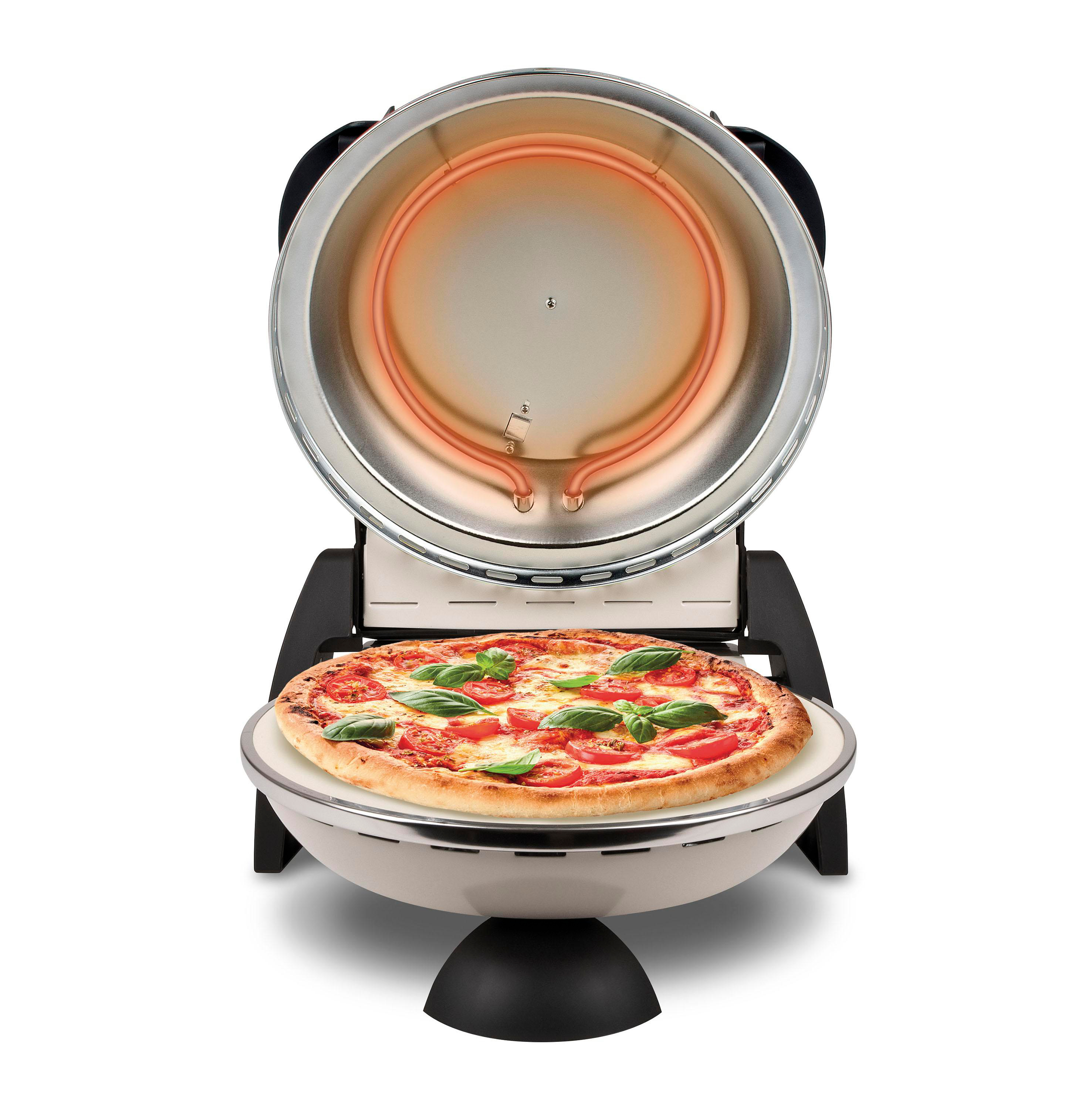 Pizza in einem Pizzaofen. Der Ofen ist offen, mit rotem Licht im Inneren. Weißer Hintergrund.