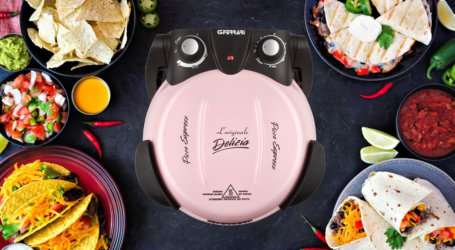 Rosa Pizzabäcker umgeben von Tacos, Burritos, Salsa und anderen Zutaten.