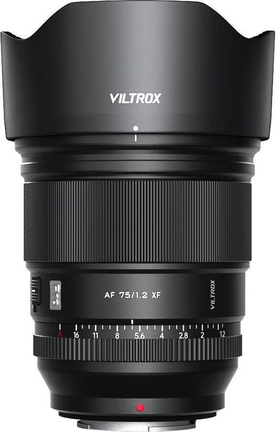 Ein schwarzes Viltrox AF 75/1.2 XF Kameraobjektiv. Es hat eine Gegenlichtblende, einen Fokusring und Blenden. Roter Punkt unten.