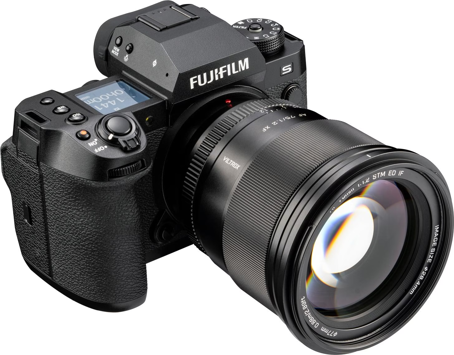 Eine schwarze Fujifilm-Kamera mit großem Objektiv. Auf dem Objektiv steht Viltrox. Kamera auf weißem Hintergrund.