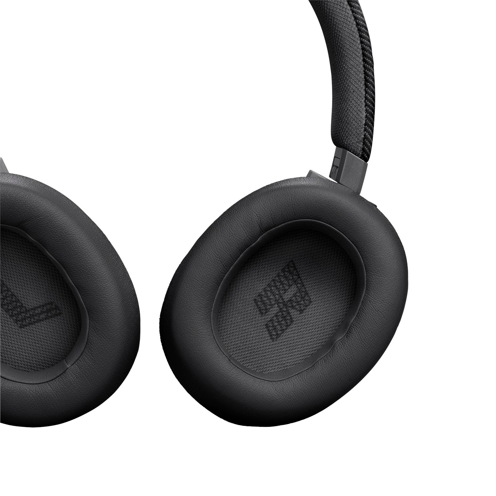 Nahaufnahme von schwarzen Over-Ear-Kopfhörern mit Logo.