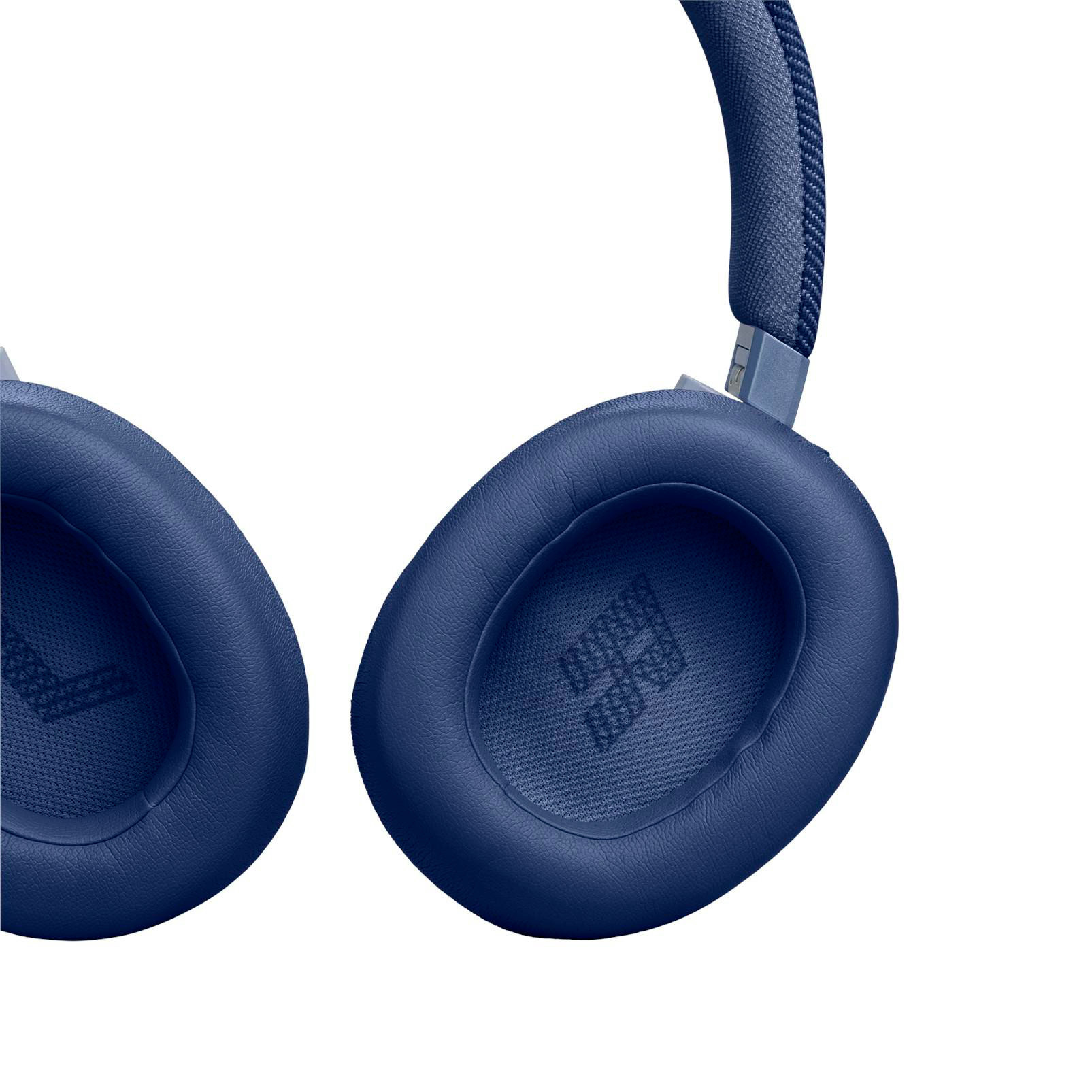 Nahaufnahme von blauen JBL-Kopfhörern mit Ohrmuscheln und Kopfband.