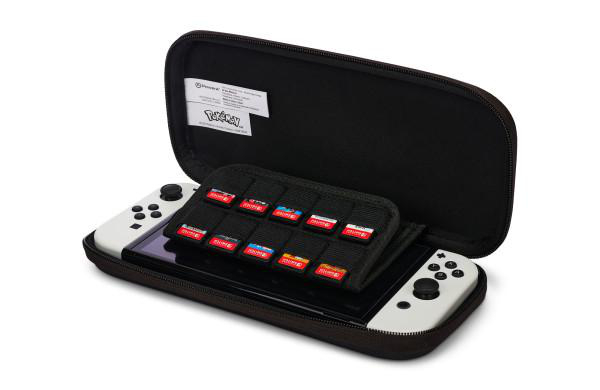 Eine schwarze Hülle mit einem Nintendo Switch und Spielmodulen. Weißer Hintergrund.