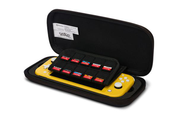 Gelbe Nintendo Switch Lite in einer offenen schwarzen Hülle. Patronen in einem Beutel.