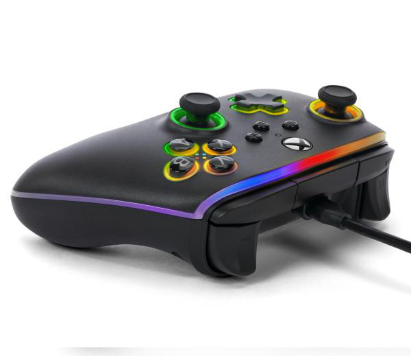 Schwarzer Xbox-Controller mit bunten Knöpfen und Akzenten. Er befindet sich auf weißem Hintergrund.