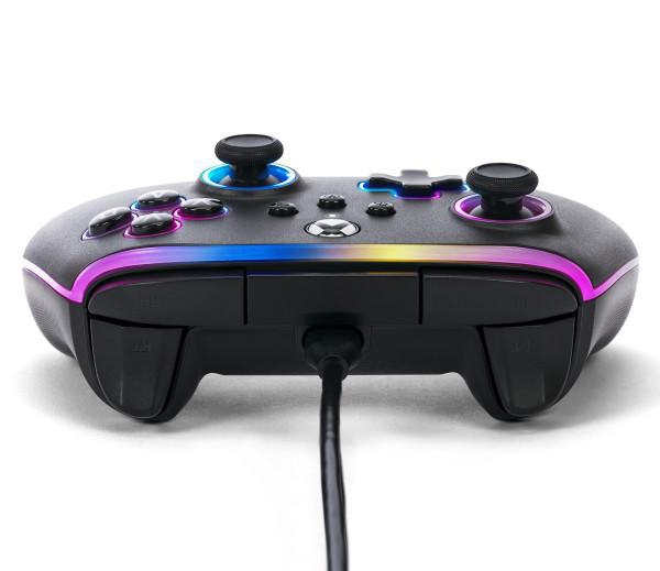 Schwarzer Gamecontroller mit farbigen Lichtern auf weißem Hintergrund. Er hat Knöpfe, Joysticks und ein Ladekabel.