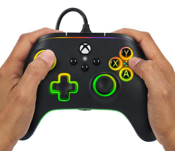 Hände halten einen schwarzen Xbox-Controller mit leuchtenden Knöpfen. Der Hintergrund ist weiß.