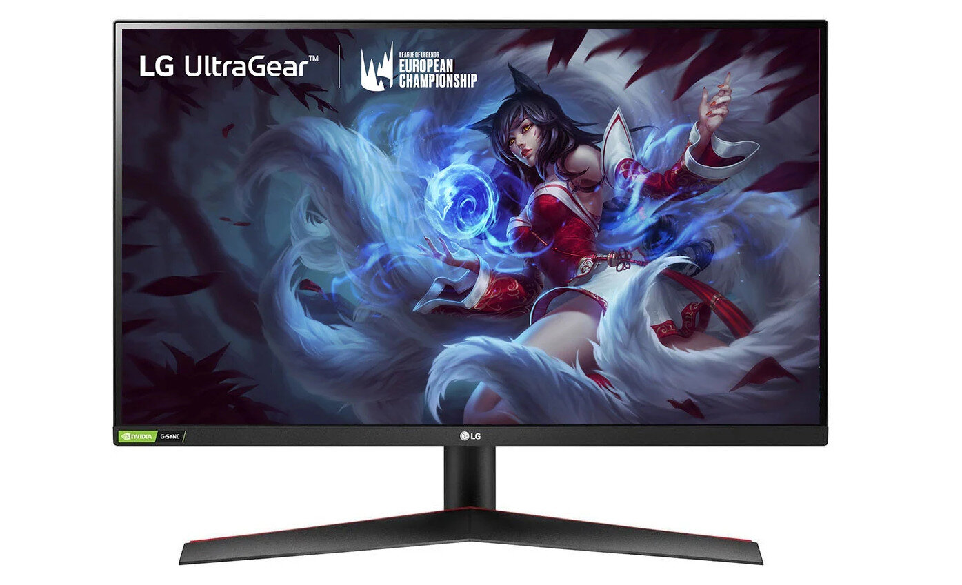 Monitor LG UltraGear pokazujący scenę z gry. Kobieta w czerwonej sukience rzuca zaklęcie.