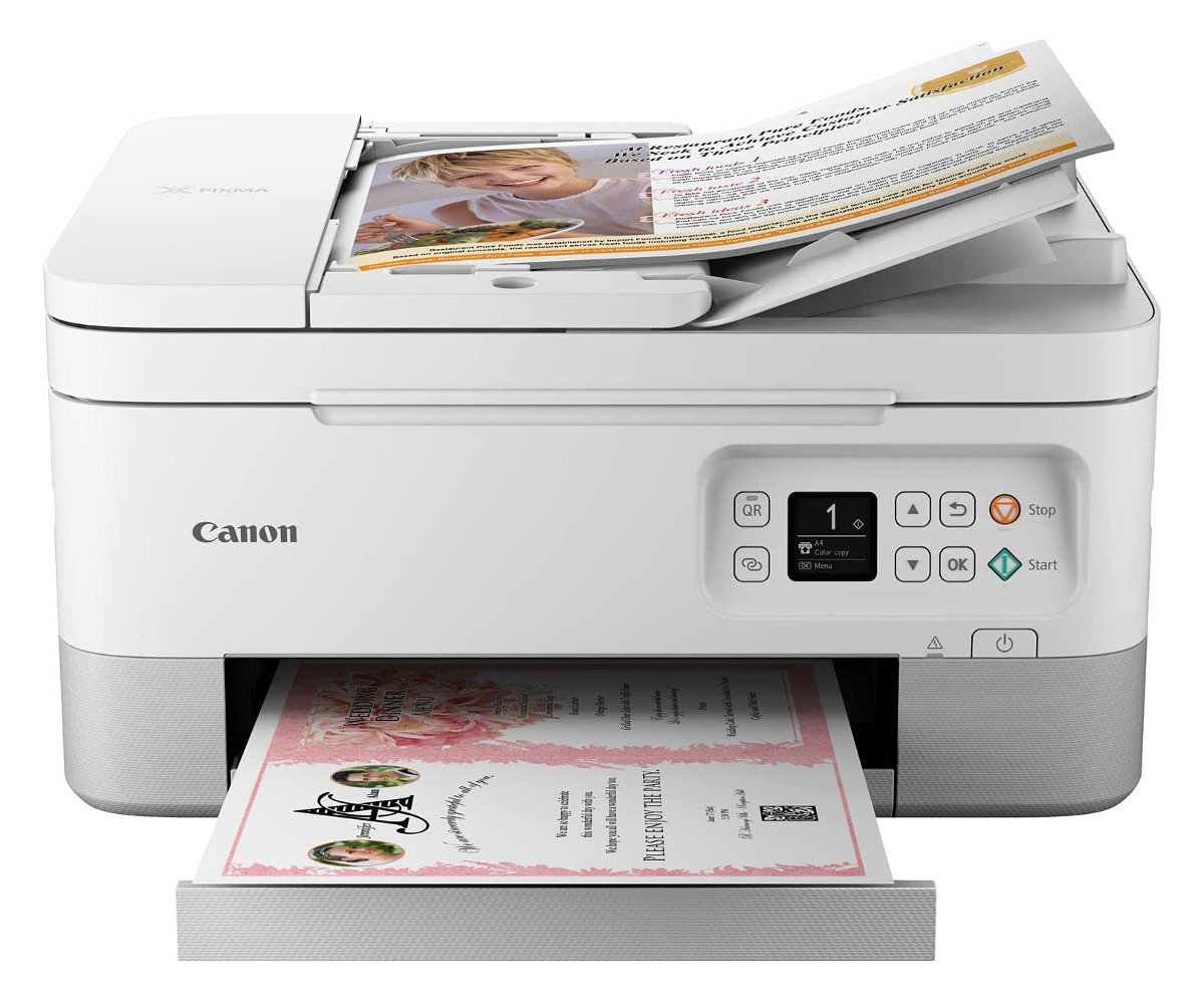 Drukarka Canon drukująca różowe zaproszenie, z papierem w podajniku.
