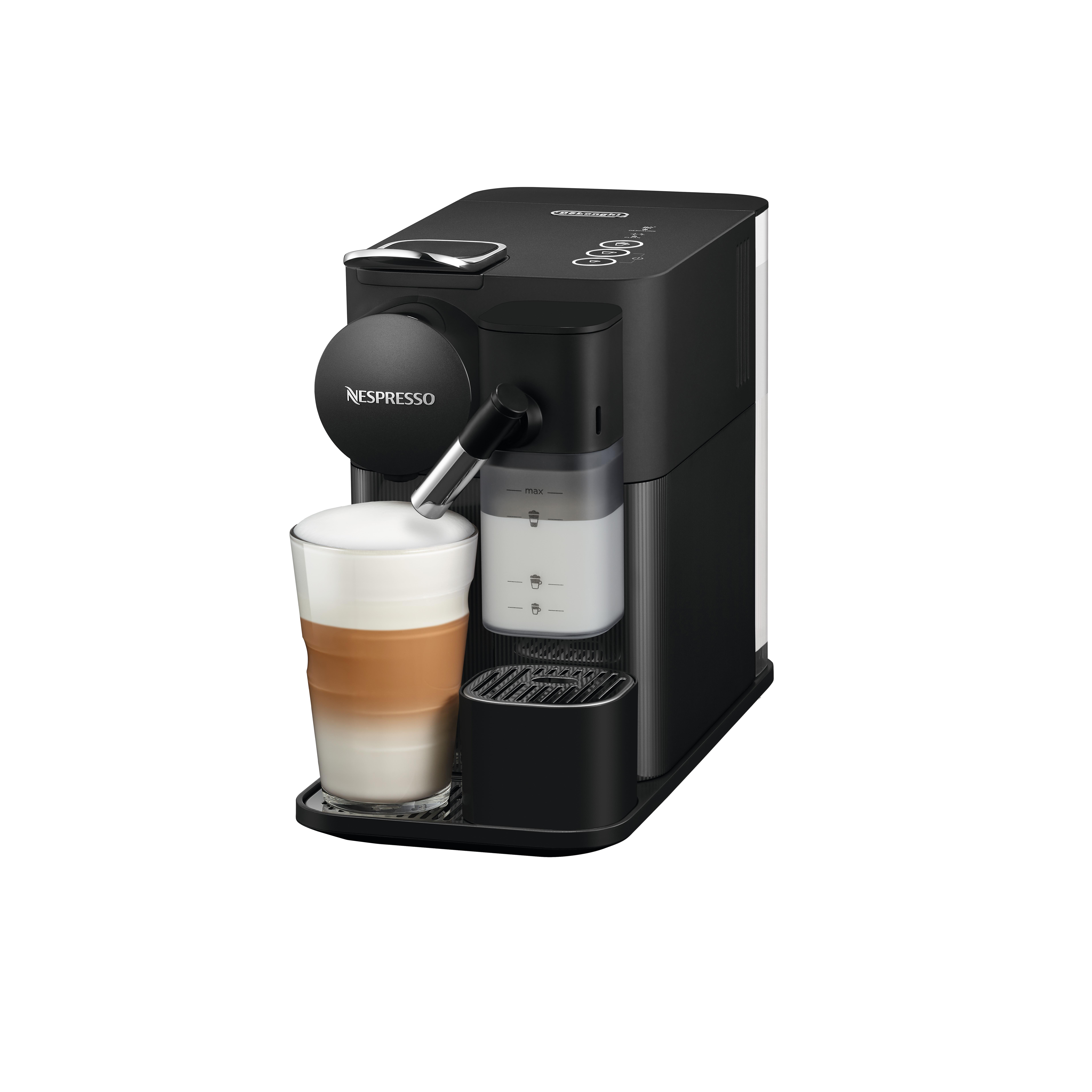 Eine schwarze Nespresso-Kaffeemaschine mit einem Latte-Glas und einem Milchbehälter.