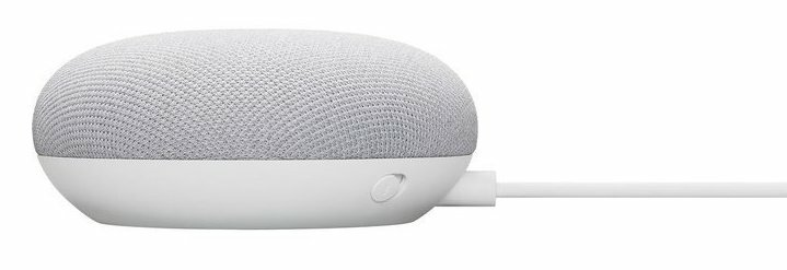Głośnik Google Nest Mini. Szara materiałowa góra, biała podstawa. Podłączony kabel zasilający, boczny przycisk.
