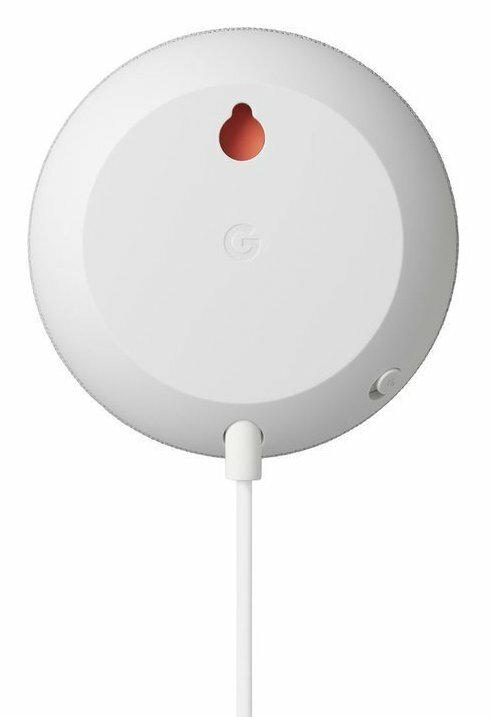 Biały głośnik Google Nest Mini z przewodem zasilającym i pomarańczowym uchwytem ściennym.