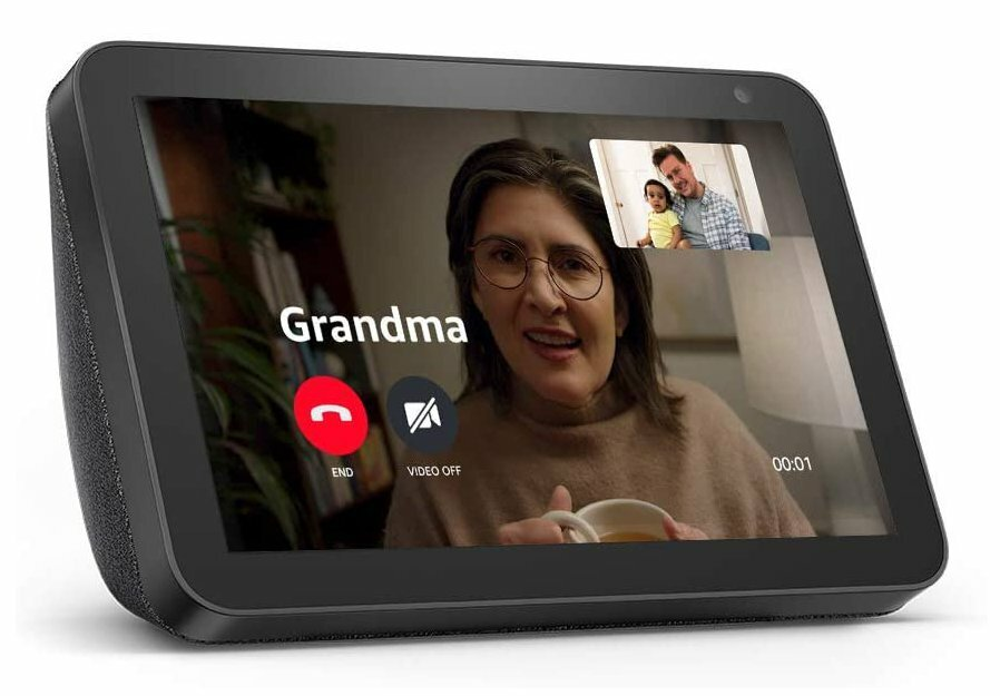 Inteligentny wyświetlacz pokazujący rozmowę wideo z kobietą mówiącą „Babcia”. Druga osoba jest na drugim połączeniu.