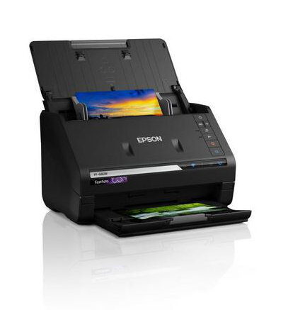 Czarny skaner Epson FF-680W. Pokrywa jest otwarta, ukazując zdjęcie. Taca wyjściowa jest otwarta ze zdjęciem w środku. Białe tło.