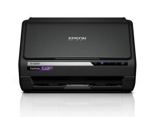 Czarny skaner Epson FF-600W na białej powierzchni. Skaner ma pokrywę, widoczne jest logo Epson. Widoczna jest również nazwa modelu.